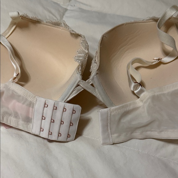 Victoria’s Secret Elegant Lace Women's Bra in Cream - Picture 2 of 7